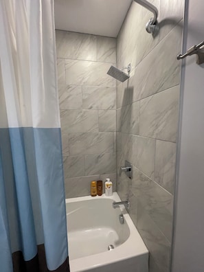 Regadera, toallas, jabón, papel de baño