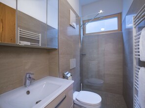 Apartment | Bathroom | Shower - Modern Flat With Sauna & Balcony (Neukirchen am Grossvenediger)
