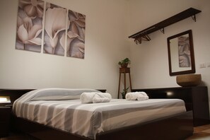 1 Schlafzimmer, Schreibtisch, Bügeleisen/Bügelbrett, Reisekinderbett
