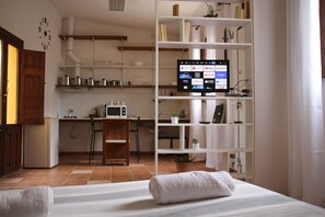 1 Schlafzimmer, Schreibtisch, Bügeleisen/Bügelbrett, Reisekinderbett