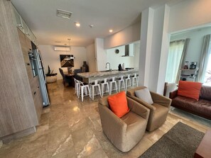 TV connectée, cheminée, chaîne hi-fi