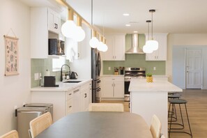 Een koelkast, een microgolfoven, een oven, een kookplaat