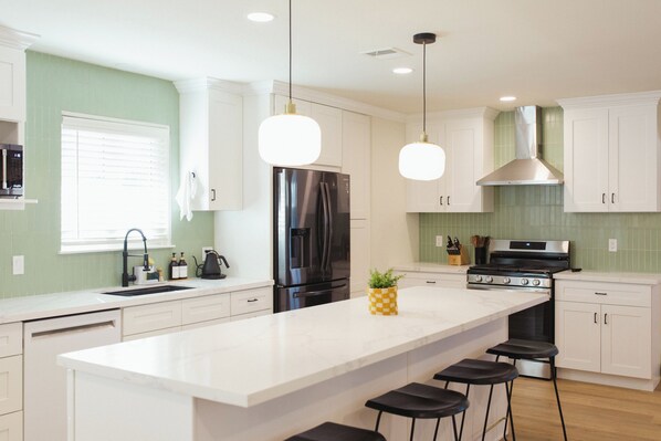 Een koelkast, een microgolfoven, een oven, een kookplaat