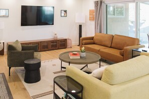 Smart-tv, een open haard, tafelvoetbal en een computerscherm