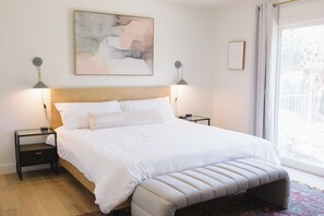 3 slaapkamers, een bureau, een strijkplank/strijkijzer, reisbedje