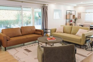 Smart TV, chimenea, futbolito y monitor de computadora 