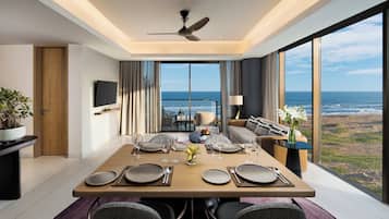 Executive-suite - 1 kingsize-seng - balkon - havudsigt | Opholdsområde | 45-tommers LED-tv med kabelkanaler