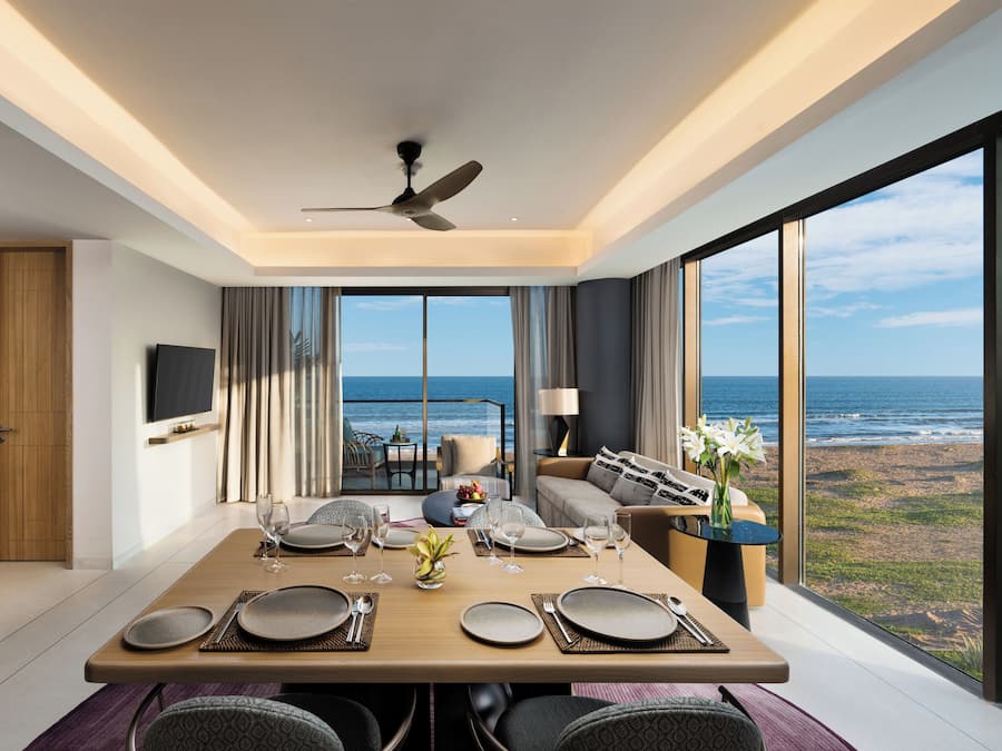 Phòng Suite Executive, 1 giường cỡ king, ban công, quang cảnh biển | Khu phòng khách | TV LED 45-inch có truyền hình cáp