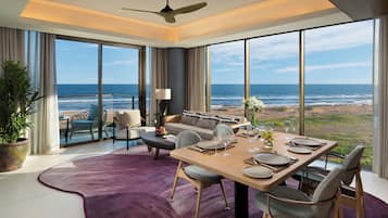 Suite de lujo, 1 cama de matrimonio grande, balcón, vistas al mar | Zona de estar | Televisión LED de 45 pulgadas con canales por cable