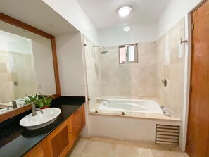 Shower, jetted bath, towels - BEAUTIFUL APARTMENT IN PUERTO AVENTURAS 3BDRM 2BTHRM FIRST FLOOR  (Puerto Aventuras)