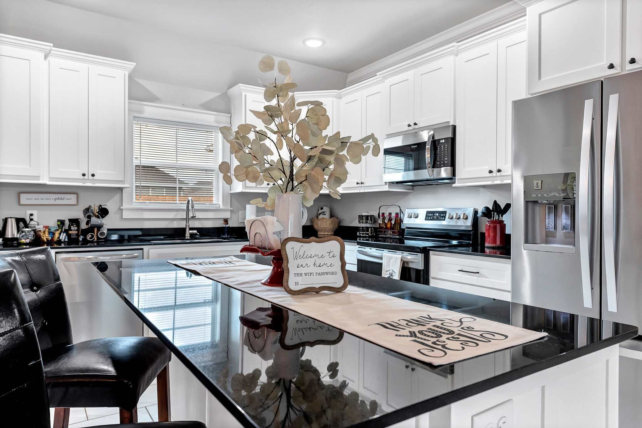 Mikroaaltouuni, uuni, astianpesukone, kahvin-/teenkeitin