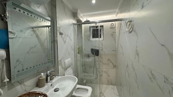 Secadora de cabello, toallas, papel de baño