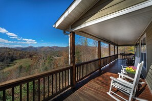Property grounds - Majestic Mtn & Valley Views, Hot Tub+Fire Pit, Fireplace, Grill, 30 mins to AVL! (Burnsville)