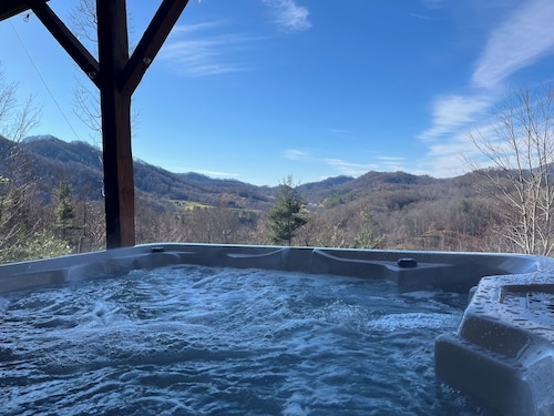 Majestic Mtn & Valley Views, Hot Tub+Fire Pit, Fireplace, Grill, 30 mins to AVL!
