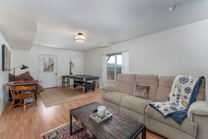 Smart-TV, peis, bordtennis og bøker