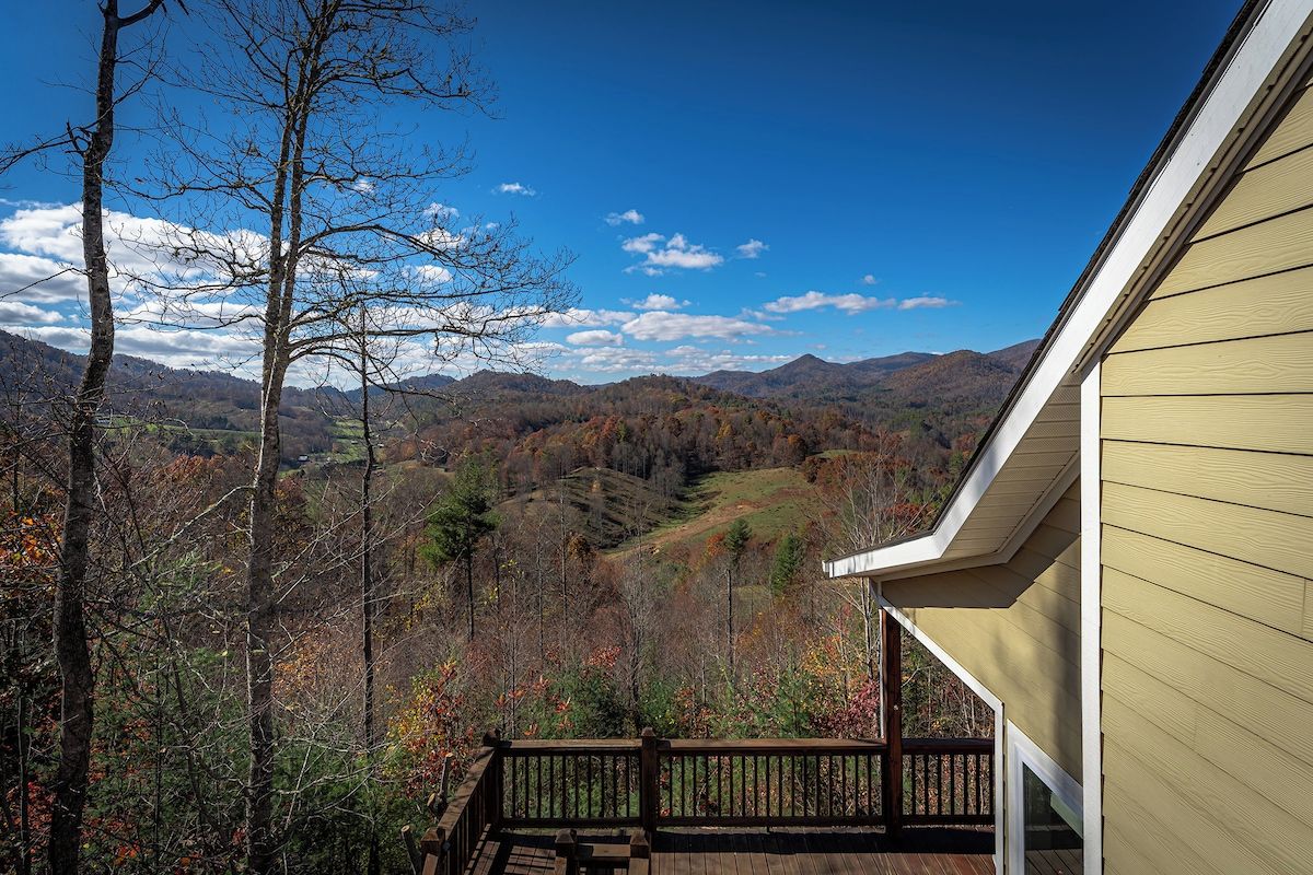 Un balcon donnant sur un paysage montagneux.