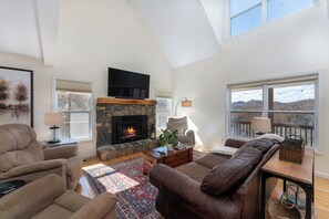 Smart TV, fireplace, table tennis, books - Majestic Mtn & Valley Views, Hot Tub+Fire Pit, Fireplace, Grill, 30 mins to AVL! (Burnsville)