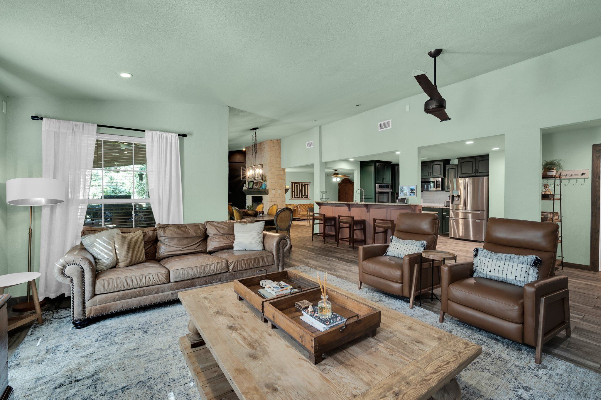 Smart TV, fireplace