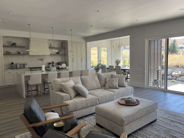 TV, fireplace - NEW Luxury Home super comfy By Snowbasin & Pow Mow (Huntsville)