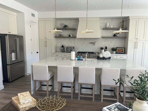 Fridge, microwave, oven, stovetop - NEW Luxury Home super comfy By Snowbasin & Pow Mow (Huntsville)