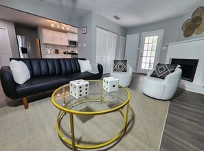 Living area - Private Poolside Oasis (Houston)