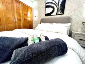 Executive Apart Daire, 2 Yatak Odası, Balkon, Şehir Manzaralı | Odada kasa, ayrı ayrı döşenmiş, masa, dizüstü bilgisayar çalışma alanı 