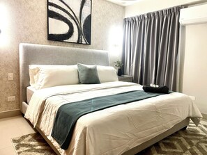 Appartement Exécutif, 2 chambres, balcon, vue ville | Coffres-forts dans les chambres, ameublement personnalisé, bureau