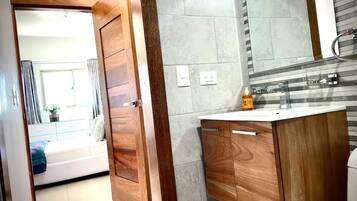 Douche, sèche-cheveux, chaussons, serviettes fournies