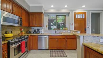 Condo, 2 Bedrooms, Golf View | Private kitchen
