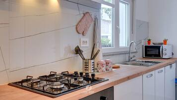 Apartment | Private kitchen | Electric kettle, cookware/dishes/utensils