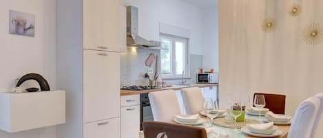 Apartment | Private kitchen | Electric kettle, cookware/dishes/utensils