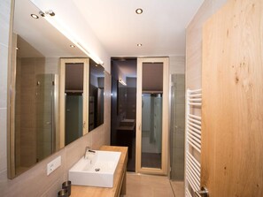 Apartment | Badezimmer | Dusche, Handtücher