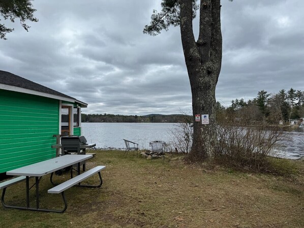Outdoor dining - Lakefront Green Cottage (Northwood)