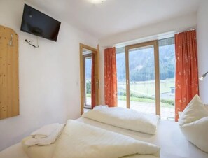 3 habitaciones, muebles diferentes y ropa de cama 