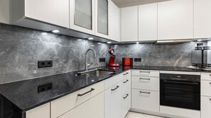 Frigorífic, microones, forn i placa de cuina 