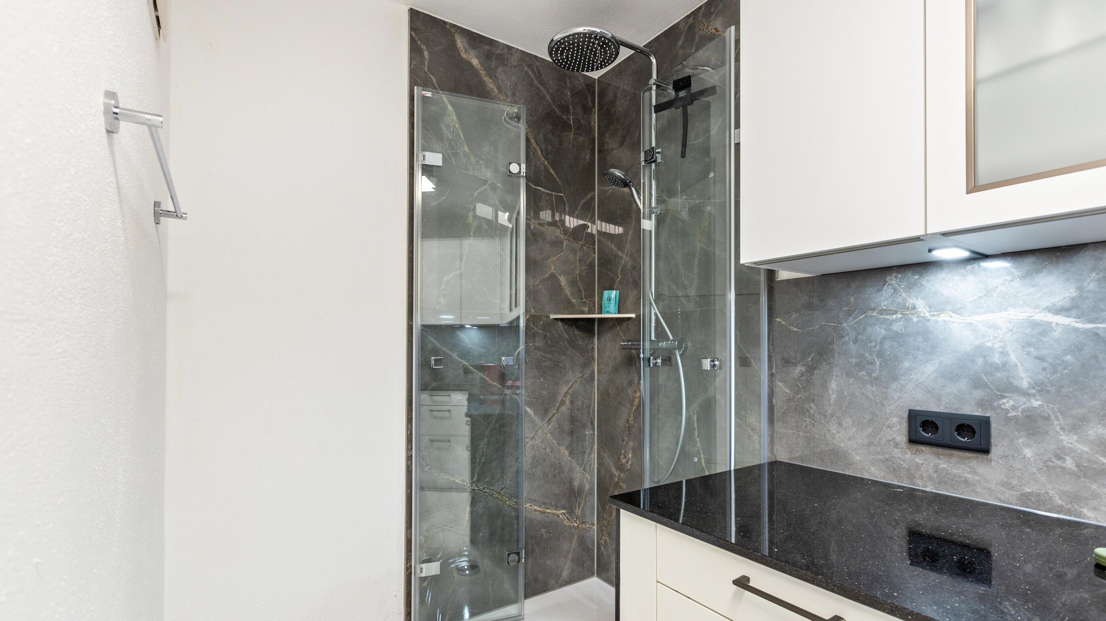 Douche, articles de toilette gratuits, sèche-cheveux