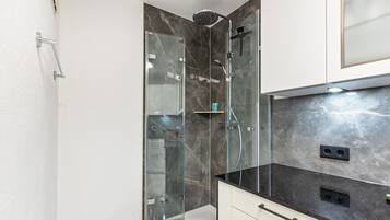 Douche, articles de toilette gratuits, sĂšche-cheveux