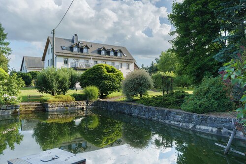 Apartment 'Gutshof Lesch - Ferienwohnung 2' with Private Garden and Wi-Fi