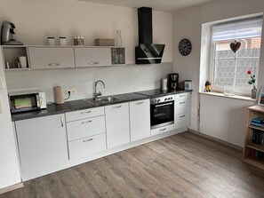 Fridge, microwave, oven, stovetop - Holiday Apartment Charly with Private Terrace and Small Garden (Carolinensiel)