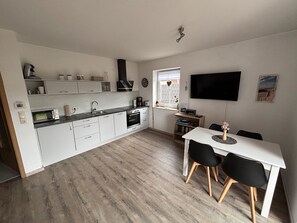 Réfrigérateur, micro-ondes, four, plaque de cuisson