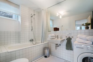 Dusche, Haartrockner, Handtücher