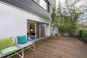 Terrace/patio - Apartment 'Modernes  Ammersee' with Private Terrace, Private Garden and Wi-Fi (Windach)