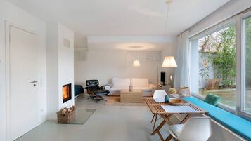 Fernseher, Kamin, Stereoanlage