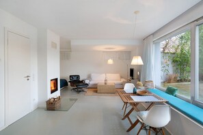 TV, caminetto, impianto stereo