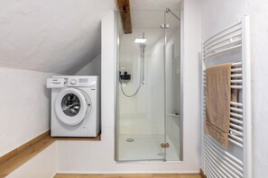 Dusche, Haartrockner, Handtücher
