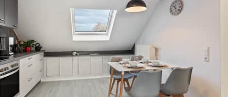 Jääkaappi, uuni, liesi, astianpesukone