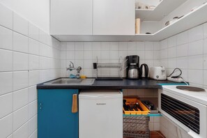 Fridge, oven, coffee/tea maker, electric kettle