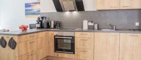 Kühlschrank, Mikrowelle, Ofen, Herdplatte