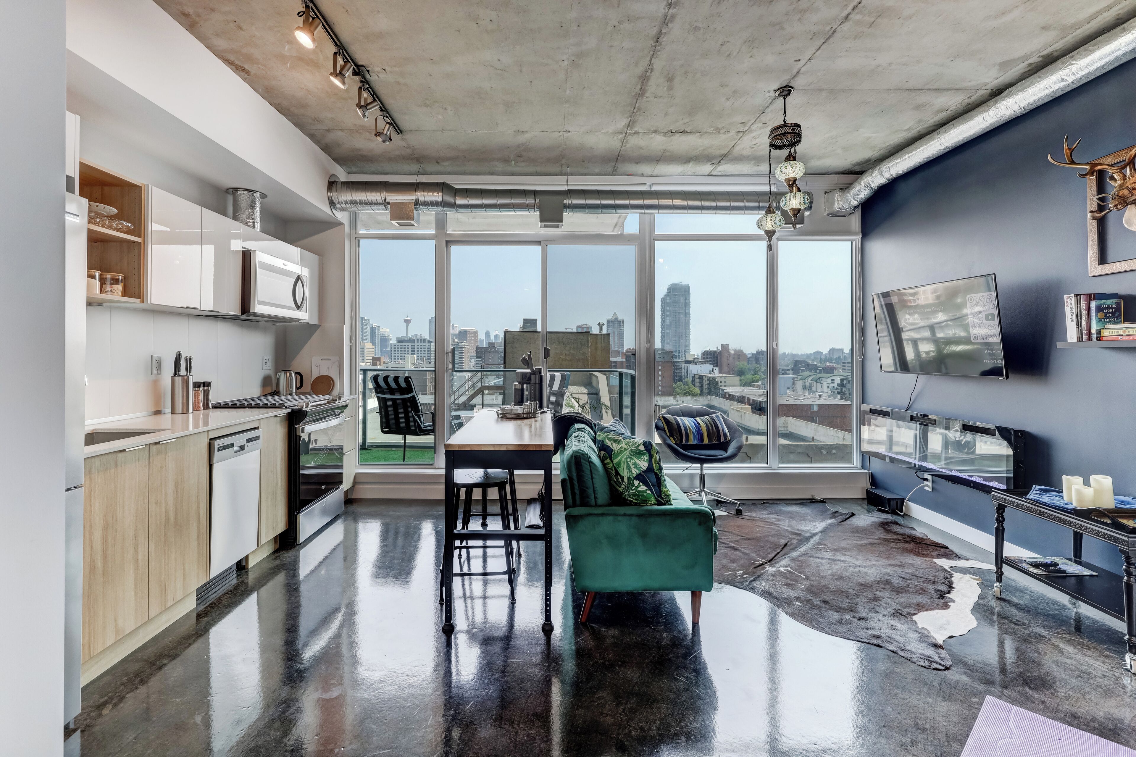 Frigorífico, microondas, horno y placa de cocina