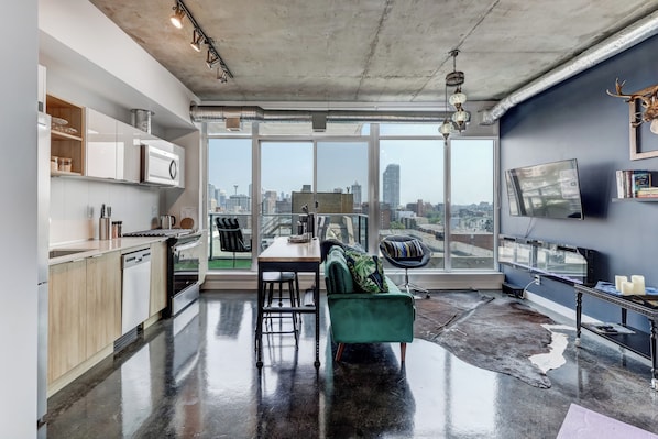 Jääkaappi, mikroaaltouuni, uuni, liesi